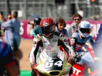 Mario Aji berjalan bersama tim usai insiden di sesi kualifikasi Moto2 Inggris di Silverstone