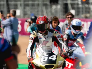 Mario Aji berjalan bersama tim usai insiden di sesi kualifikasi Moto2 Inggris di Silverstone