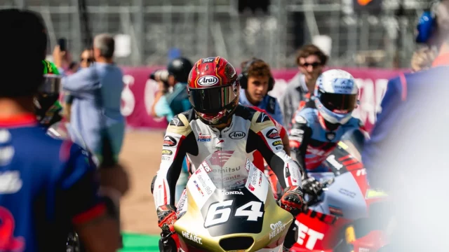 Mario Aji berjalan bersama tim usai insiden di sesi kualifikasi Moto2 Inggris di Silverstone