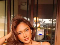 Marion Jola berpose dengan rambut tergerai di sebuah kafe