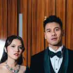 Marsha Aruan mengenakan gaun beludru biru tua dan kalung batu hijau di panggung Mahakarya RCTI 71.