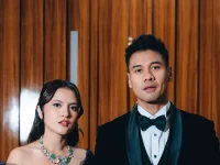 Marsha Aruan mengenakan gaun beludru biru tua dan kalung batu hijau di panggung Mahakarya RCTI 71.