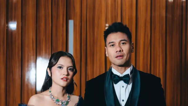 Marsha Aruan mengenakan gaun beludru biru tua dan kalung batu hijau di panggung Mahakarya RCTI 71.