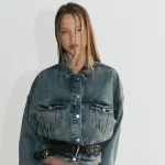 Model mengenakan jaket denim oversize bergaya avant-garde sebagai ilustrasi tren mode kontemporer