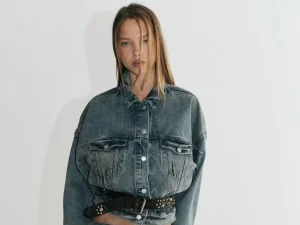 Model mengenakan jaket denim oversize bergaya avant-garde sebagai ilustrasi tren mode kontemporer