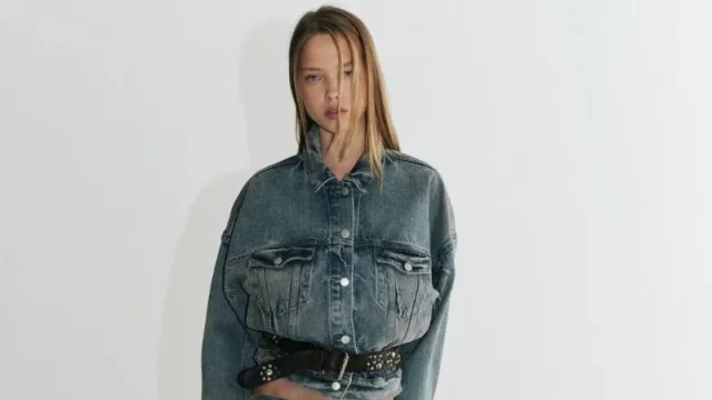 Model mengenakan jaket denim oversize bergaya avant-garde sebagai ilustrasi tren mode kontemporer