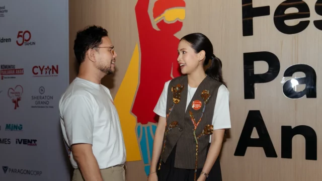 Maudy Ayunda berbincang di area Festival Pahlawan Anak
