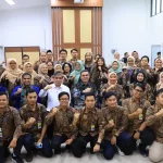 Menteri Ketenagakerjaan Yassierli berfoto bersama pegawai Balai K3 Bandung