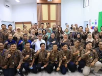 Menteri Ketenagakerjaan Yassierli berfoto bersama pegawai Balai K3 Bandung