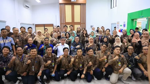 Menteri Ketenagakerjaan Yassierli berfoto bersama pegawai Balai K3 Bandung