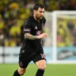 Lionel Messi menggiring bola pada laga Nashville SC melawan Inter Miami di GEODIS Park, Sabtu, 15 Agustus 2026.