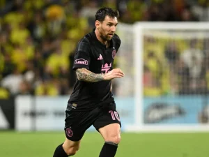 Lionel Messi menggiring bola pada laga Nashville SC melawan Inter Miami di GEODIS Park, Sabtu, 15 Agustus 2026.