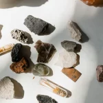 Pecahan batuan dan mineral ditata di atas permukaan putih