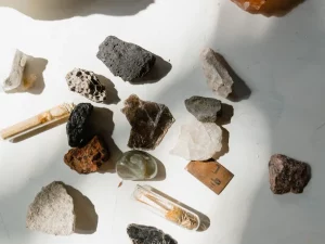 Pecahan batuan dan mineral ditata di atas permukaan putih