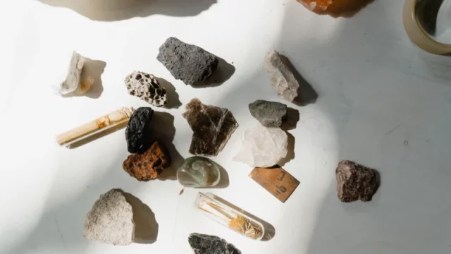 Pecahan batuan dan mineral ditata di atas permukaan putih