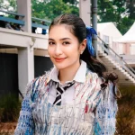 Mikha Tambayong mengenakan blazer dari kain daur ulang