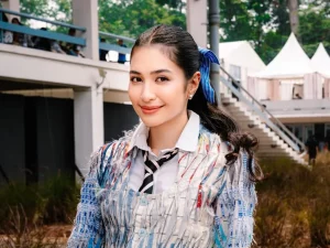 Mikha Tambayong mengenakan blazer dari kain daur ulang