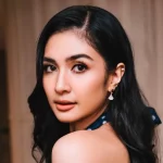 Mikha Tambayong mengenakan gaun polkadot biru menoleh ke kamera