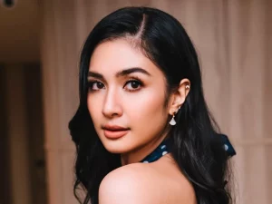 Mikha Tambayong mengenakan gaun polkadot biru menoleh ke kamera