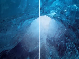 Ilustrasi gua es glasial Alpen dengan dinding es biru tembus cahaya