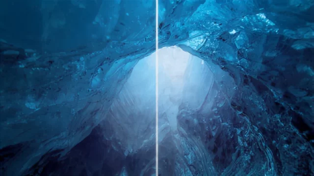 Ilustrasi gua es glasial Alpen dengan dinding es biru tembus cahaya