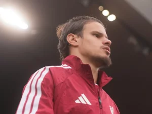 Bek kiri Liverpool Milos Kerkez