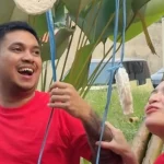 Dua orang tertawa saat mengikuti lomba menjelang 17 Agustus