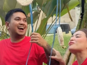 Dua orang tertawa saat mengikuti lomba menjelang 17 Agustus