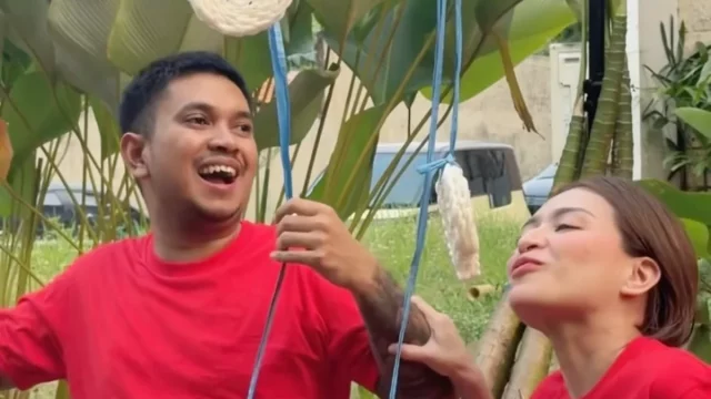 Dua orang tertawa saat mengikuti lomba menjelang 17 Agustus