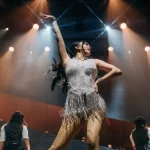 Naura Ayu tampil di panggung ACT 3 bersama para penari latar.