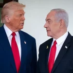 Presiden Amerika Serikat Donald Trump dan Perdana Menteri Israel Benjamin Netanyahu berdiri berhadapan sambil berbincang