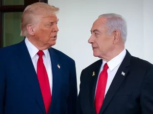 Presiden Amerika Serikat Donald Trump dan Perdana Menteri Israel Benjamin Netanyahu berdiri berhadapan sambil berbincang