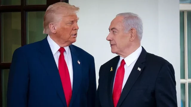Presiden Amerika Serikat Donald Trump dan Perdana Menteri Israel Benjamin Netanyahu berdiri berhadapan sambil berbincang