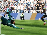 Anthony Elanga tampil bersama Newcastle United saat menghadapi Liverpool di Liga Primer Inggris.