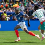 Nicolas Jackson mengejar bola saat membela timnas Senegal