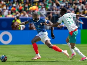Nicolas Jackson mengejar bola saat membela timnas Senegal