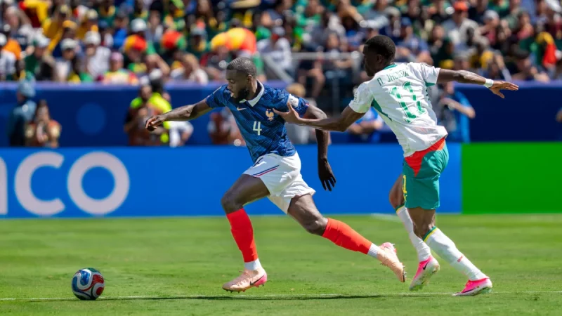Nicolas Jackson mengejar bola saat membela timnas Senegal