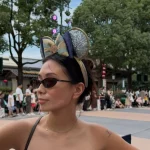 NIKI mengenakan bando telinga Mickey Mouse di Shanghai Disney Resort