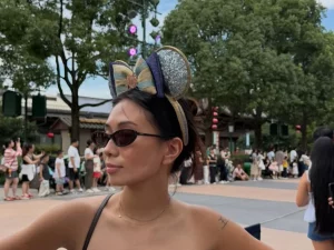 NIKI mengenakan bando telinga Mickey Mouse di Shanghai Disney Resort