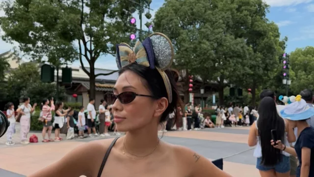 NIKI mengenakan bando telinga Mickey Mouse di Shanghai Disney Resort