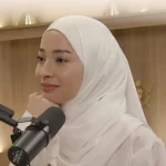 Nikita Willy berbicara di depan mikrofon dalam siniar Mom’s Corner