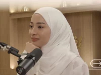 Nikita Willy berbicara di depan mikrofon dalam siniar Mom’s Corner