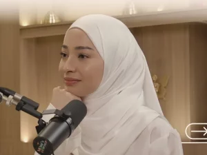 Nikita Willy berbicara di depan mikrofon dalam siniar Mom’s Corner
