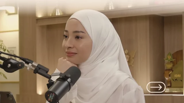 Nikita Willy berbicara di depan mikrofon dalam siniar Mom’s Corner