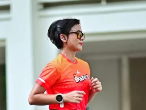 Nirina Zubir mengenakan busana olahraga