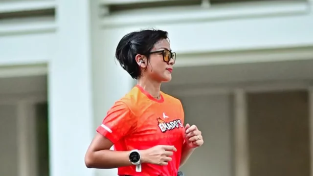 Nirina Zubir mengenakan busana olahraga