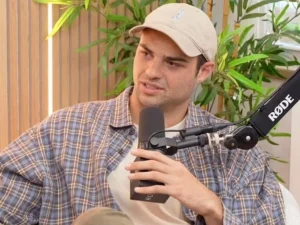 Noah Centineo dalam siniar Happy Sad Confused