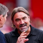 Daniel Farke berbincang dengan Oliver Glasner di pinggir lapangan City Ground.