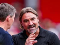 Daniel Farke berbincang dengan Oliver Glasner di pinggir lapangan City Ground.