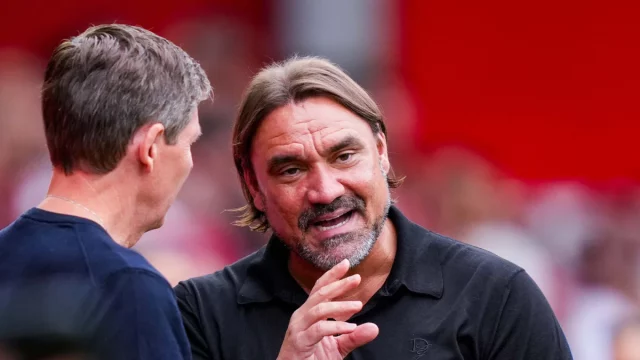 Daniel Farke berbincang dengan Oliver Glasner di pinggir lapangan City Ground.